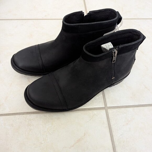 Brand new UGG Attell Ankle Boots - Picture 1 of 4